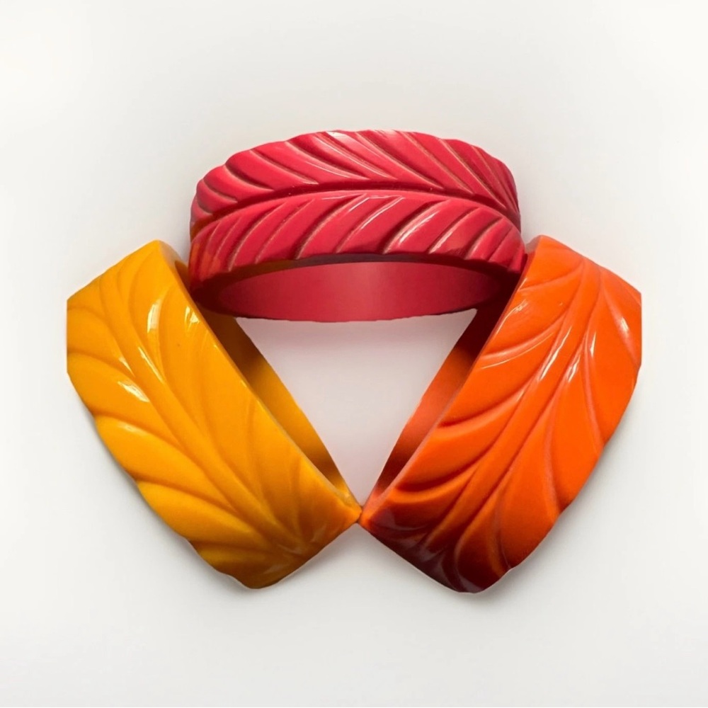 SET OF 3 LOVELY DETAILED VINTAGE CARVED LEAFY DESIGN LUCITE BANGLE BRACELETS